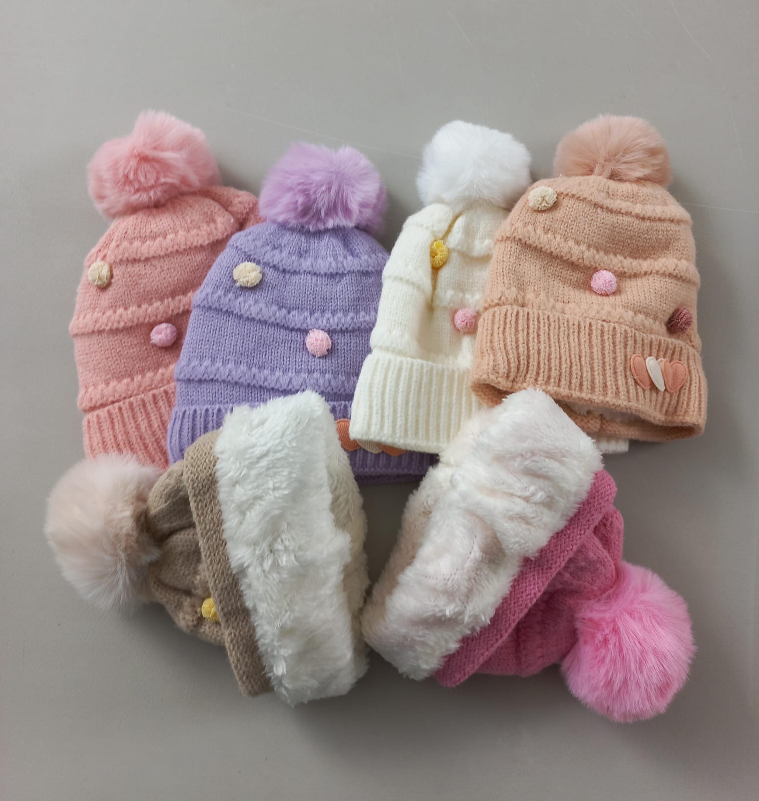GORRO POMPON CORAZONES BEIGE