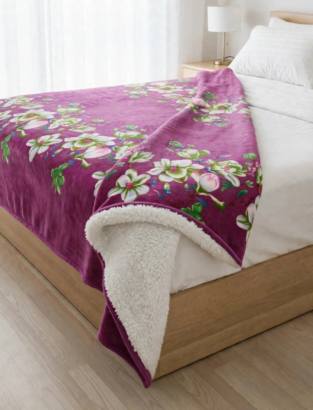 COBIJAS DISEÑOS MORADO FLORES BLANCAS