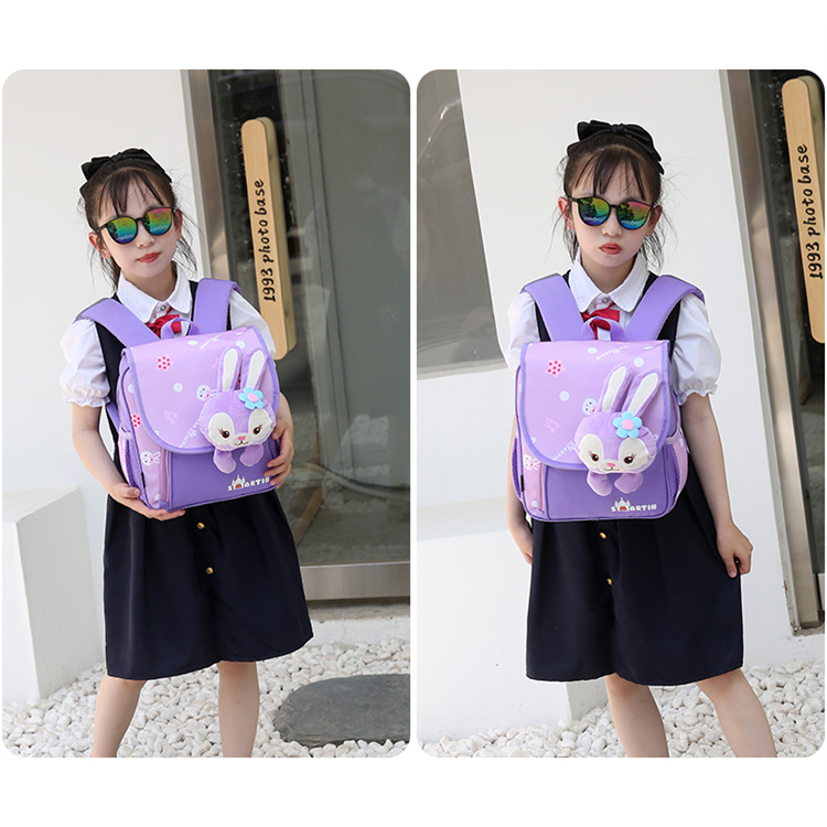 MOCHILA CON PELUCHE CONEJO MORADO