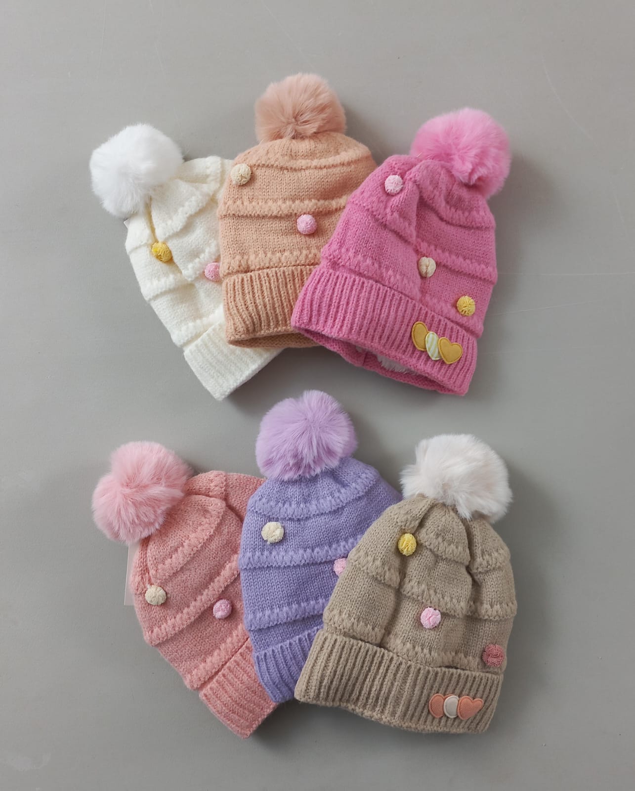 GORRO POMPON CORAZONES ROSA CLARO
