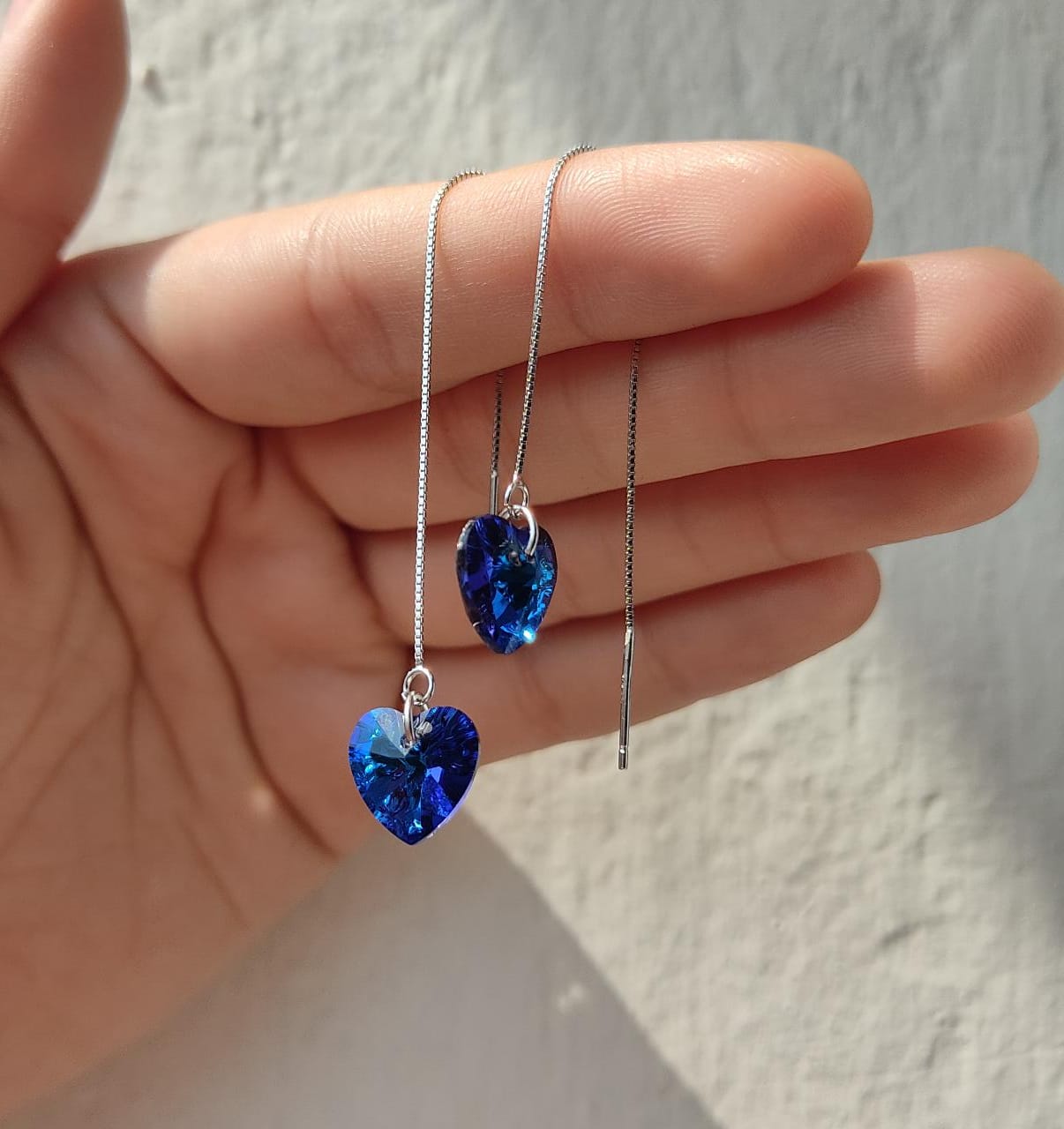ARETES LARGOS DE CORAZÓN AZUL REY