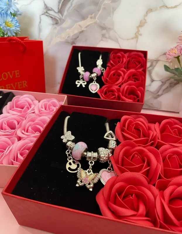 CAJA CON ROSAS Y PULSERA