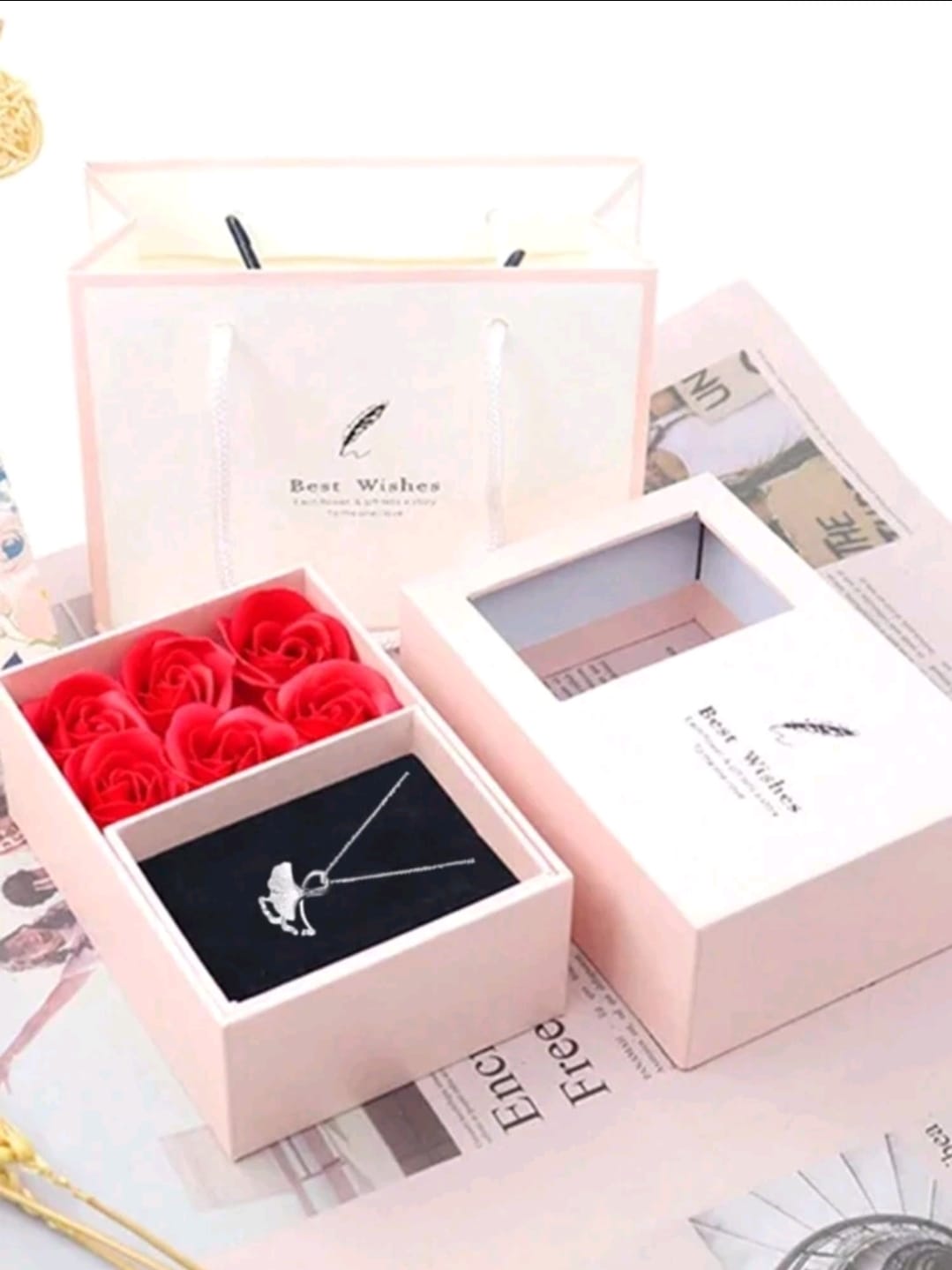 CAJA DE 6 ROSAS CON COLLAR ROSA