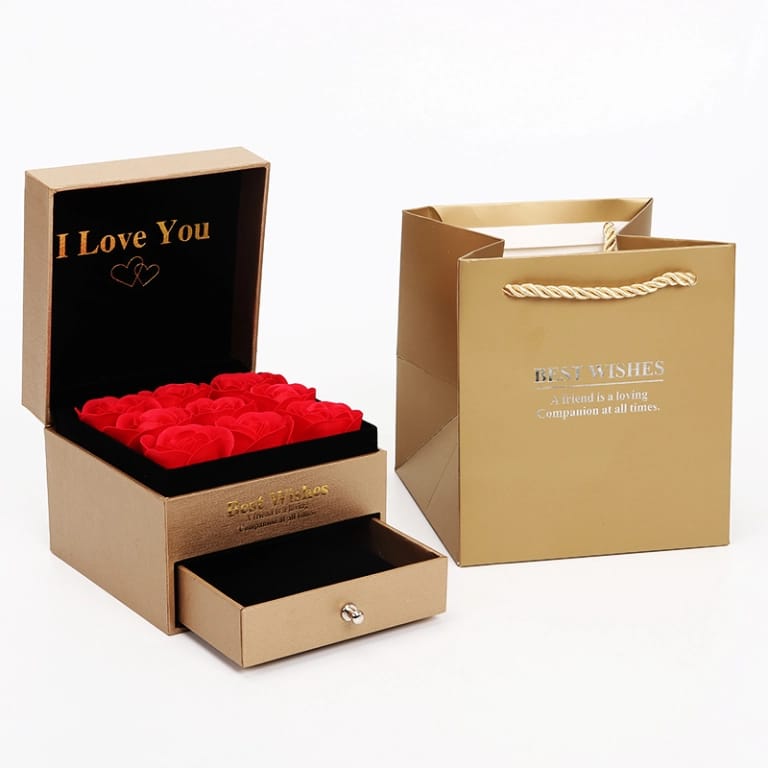 CAJA CON 9 ROSAS Y COLLAR