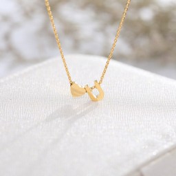 COLLAR ABC DORADO LETRA U