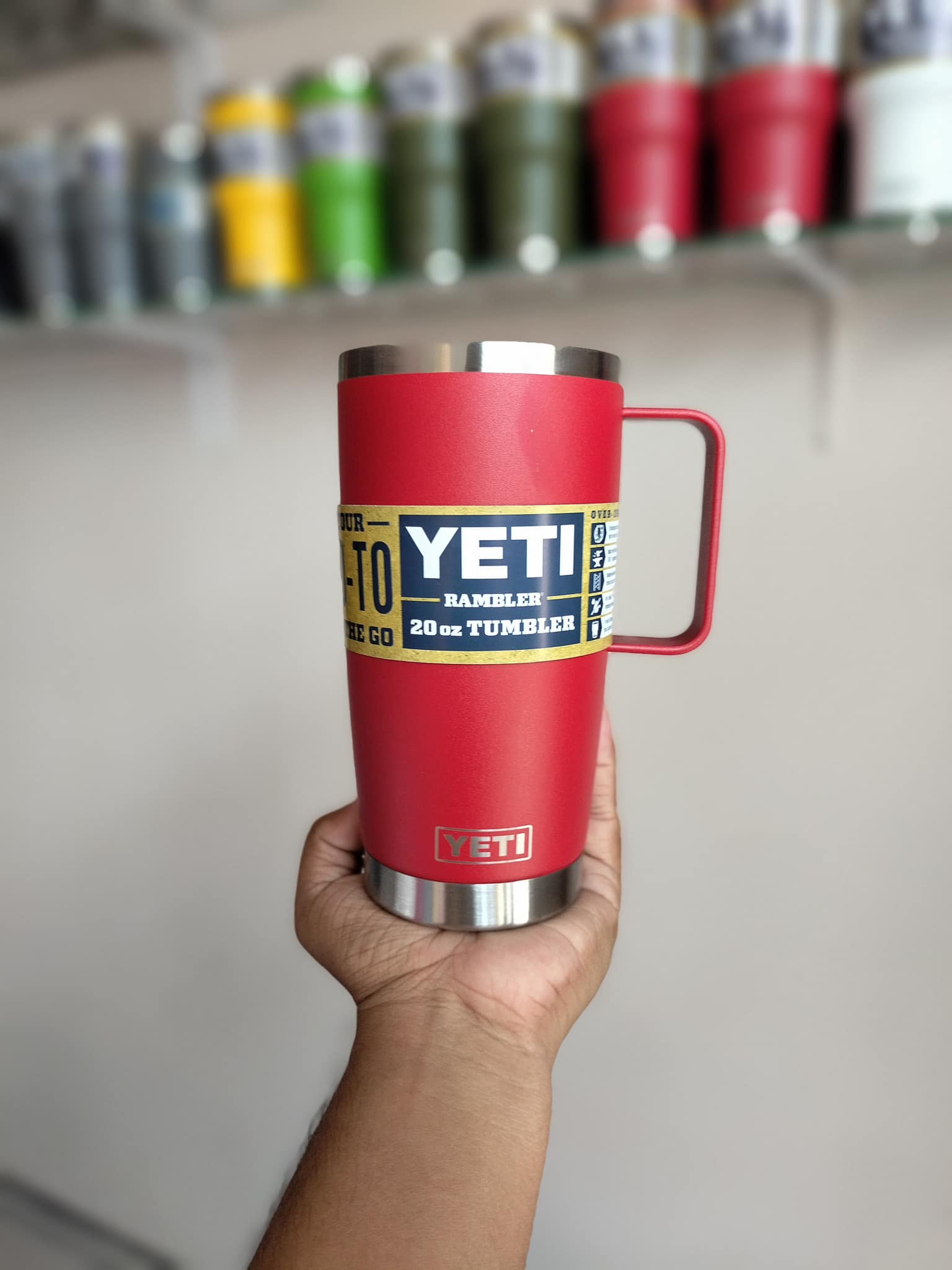 YETI 20OZ CON AGARRADERA ROJO