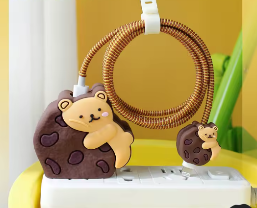 PROTECTOR CARGADOR PERSONAJES OSO COOKIE