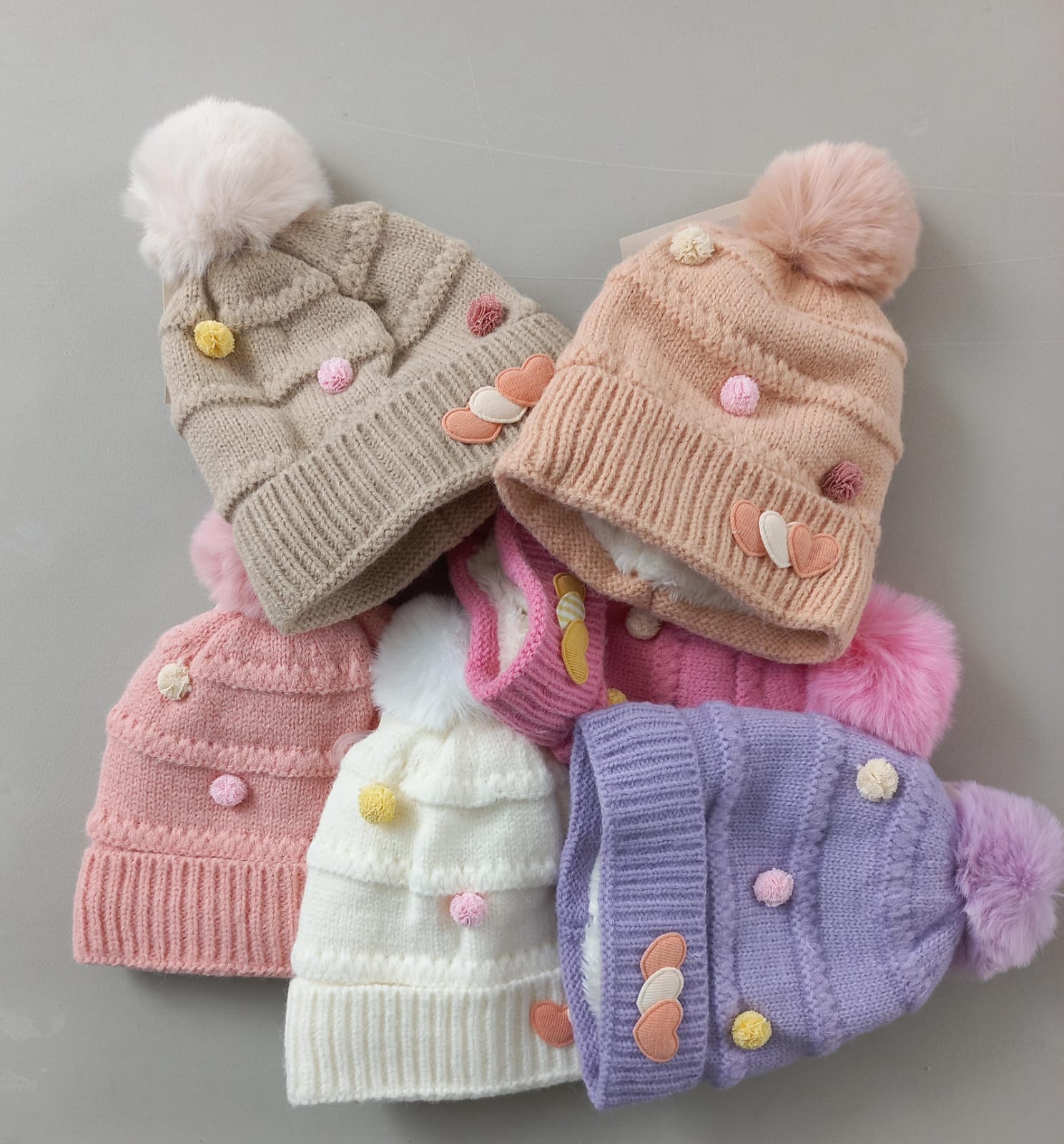 GORRO POMPON CORAZONES LILA