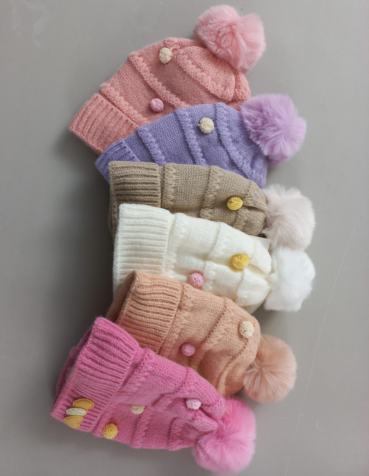 GORRO POMPON CORAZONES ROSA
