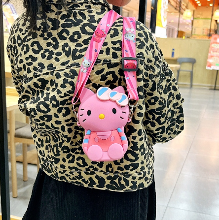 BOLSA KITTY CON CORREA FUCSIA