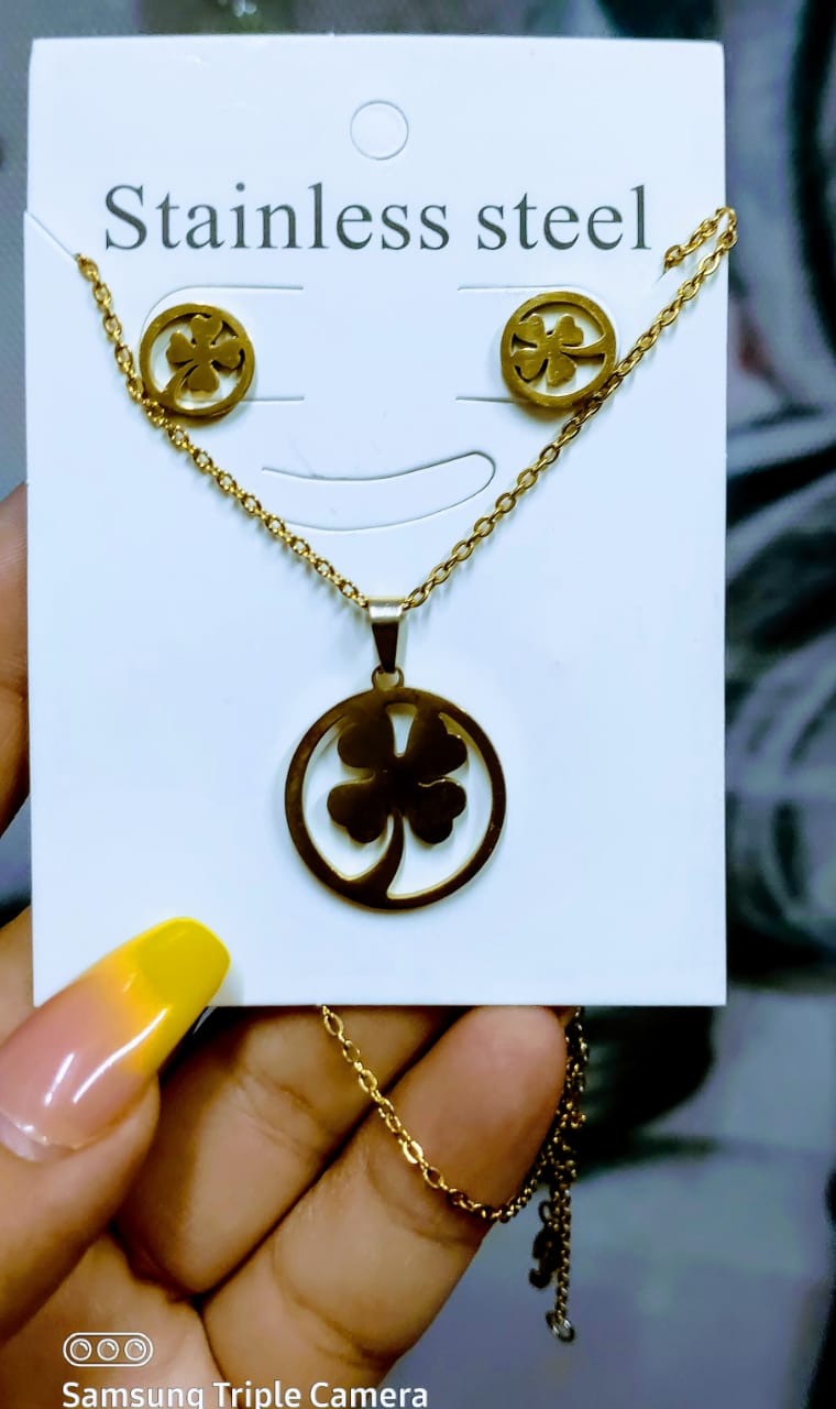 SET COLLAR ACERO INOXIDABLE TREBOL DORADO