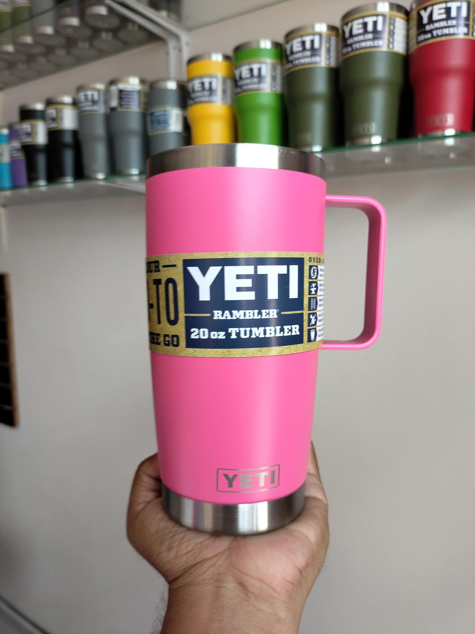 YETI 20OZ CON AGARRADERA ROSA NEON